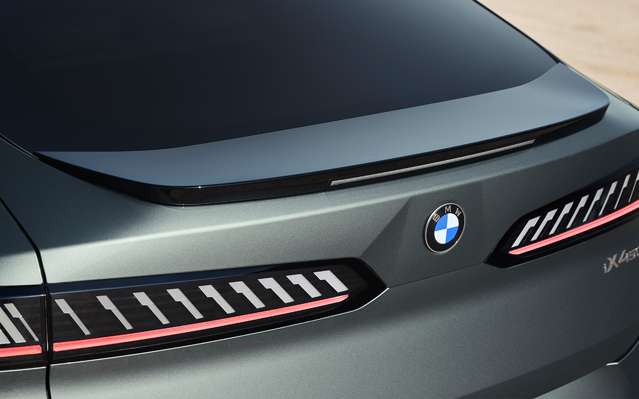 ترویج فرهنگ و هنر: از حمایت از هنرمندان تا انتشار کتاب مرجع BMW